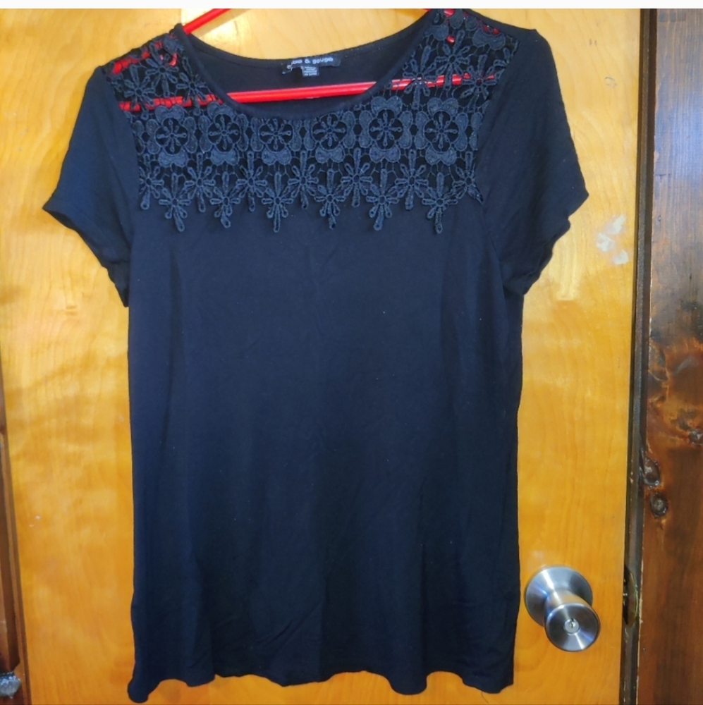 Cable & Gauge Woman's black Small Top